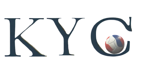 Die Buchstaben KYC und kleiner Fußball platziert in C